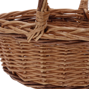 Zbliżenie na precyzyjne łączenie wikliny z rączką koszyka. Detal ukazuje naturalne wykończenie materiału i dbałość o każdy element plecionki.