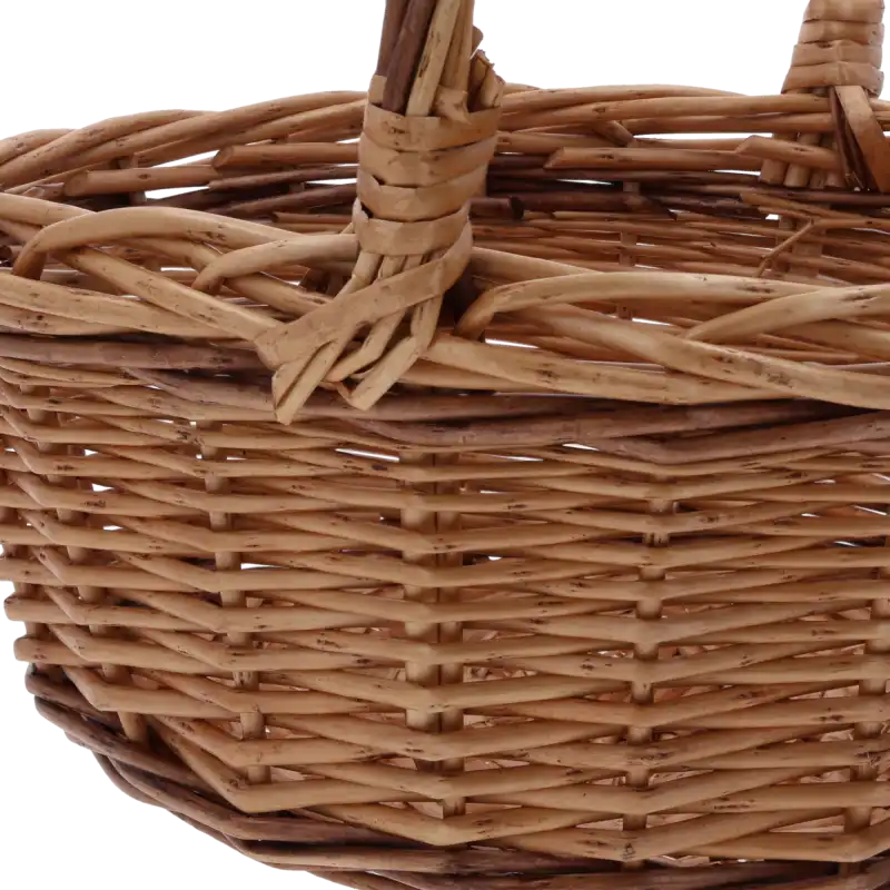 Zbliżenie na precyzyjne łączenie wikliny z rączką koszyka. Detal ukazuje naturalne wykończenie materiału i dbałość o każdy element plecionki.