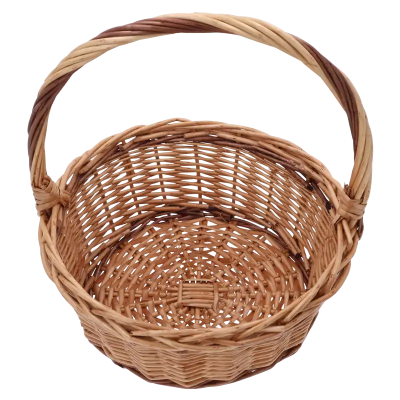 Wnętrze brązowego kosza wiklinowego, ukazujące strukturę dna oraz sposób mocowania pałąka do konstrukcji.