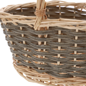 Zbliżenie na splot naturalnej wikliny oraz sposób mocowania pałąka do okrągłego kosza o średnicy 34 cm.