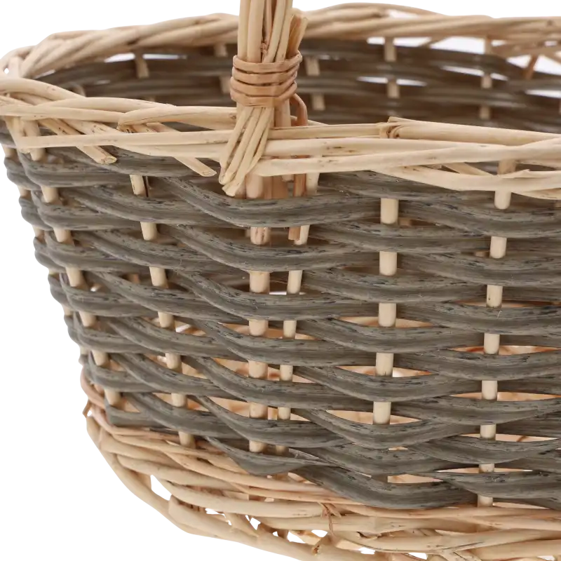 Zbliżenie na precyzyjny splot naturalnej wikliny w koszyku 23 cm, uwydatniające strukturę materiału i łączenie rączki.