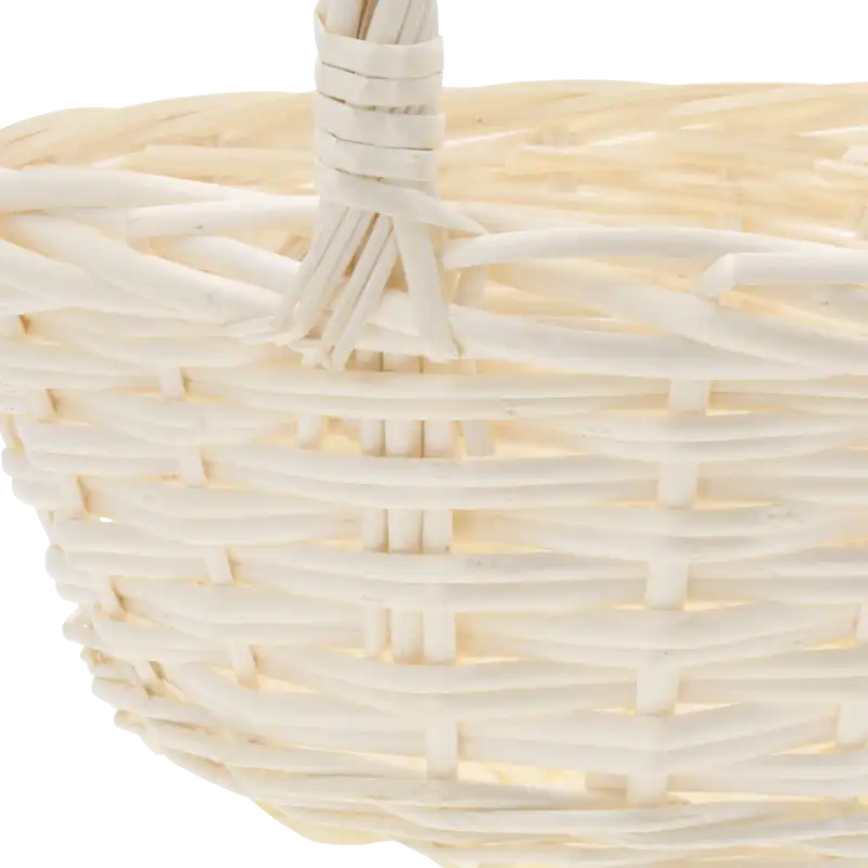 Zbliżenie na precyzyjny splot wikliny przy łączeniu pałąka z krawędzią kosza, prezentujące naturalny odcień materiału.