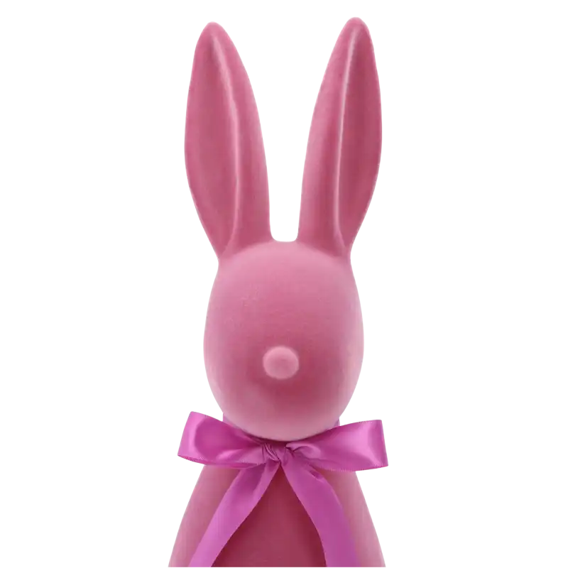 Zbliżenie na górną część figurki zająca. Dobrze widoczna struktura weluru oraz sposób zawiązania eleganckiej, różowej satynowej kokardy pod pyszczkiem.