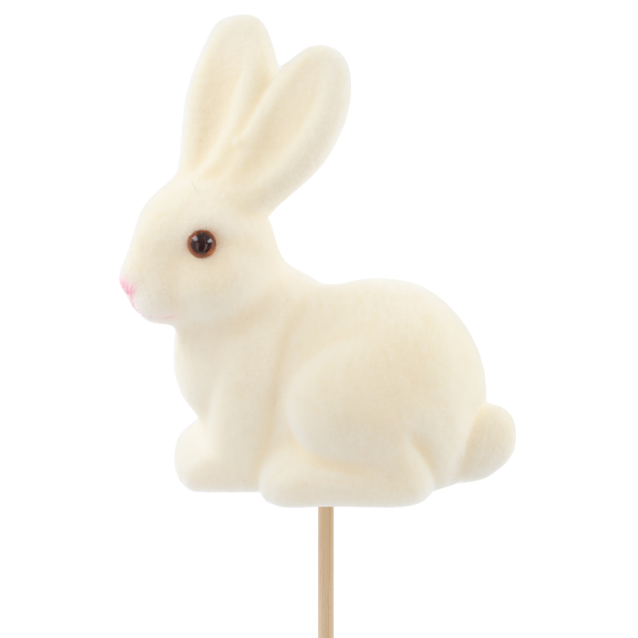 Kremowy flokowany zając na piku 50 cm w zbliżeniu. Miękka w dotyku figurka zajączka na drewnianym patyczku, idealna do wielkanocnych kompozycji florystycznych.