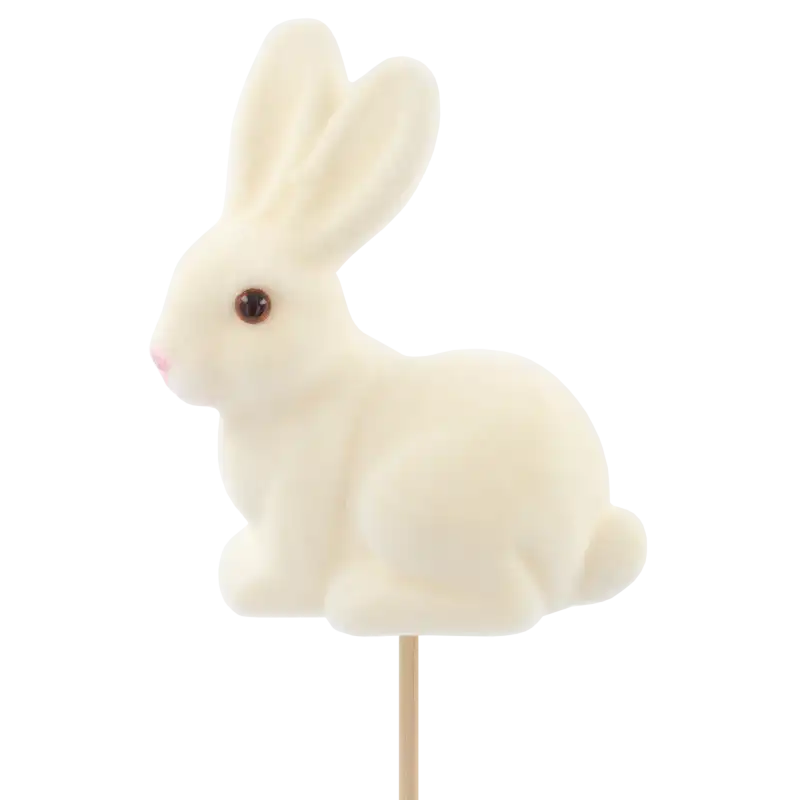 Kremowy flokowany zając na piku 50 cm w zbliżeniu. Miękka w dotyku figurka zajączka na drewnianym patyczku, idealna do wielkanocnych kompozycji florystycznych.