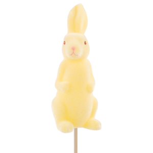 Zbliżenie na żółtego flokowanego zająca na piku o wysokości 55 cm. Miękka powierzchnia figurki idealnie wpisuje się w wiosenne ozdoby na piku.