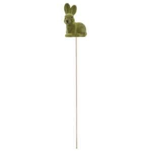 Prezentacja zielonego flokowanego zająca na piku w skali 50 cm. Figurka zająca o wysokości 10 cm na prostym drewnianym wsporniku.