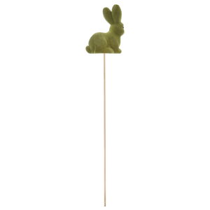 Zielony flokowany zając na piku o długości 50 cm. Widoczna faktura floku oraz precyzyjne wykonanie figurki o wysokości 10 cm.