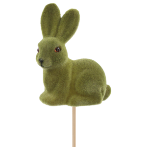 Zbliżenie na zielonego flokowanego zająca na piku o wysokości całkowitej 50 cm. Miękka powierzchnia figurki o wymiarach 10 cm wysokości idealnie dopełni wiosenne stroiki.