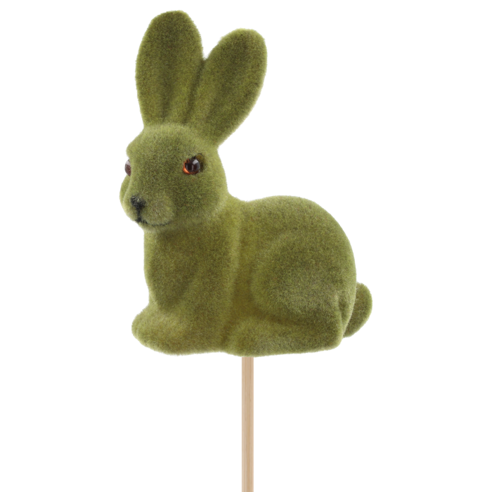 Zbliżenie na zielonego flokowanego zająca na piku o wysokości całkowitej 50 cm. Miękka powierzchnia figurki o wymiarach 10 cm wysokości idealnie dopełni wiosenne stroiki.