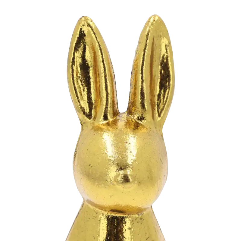 Zbliżenie na głowę złotej figurki zająca. Postarzana tekstura podkreśla elegancki charakter ozdoby, idealnej do stroików.