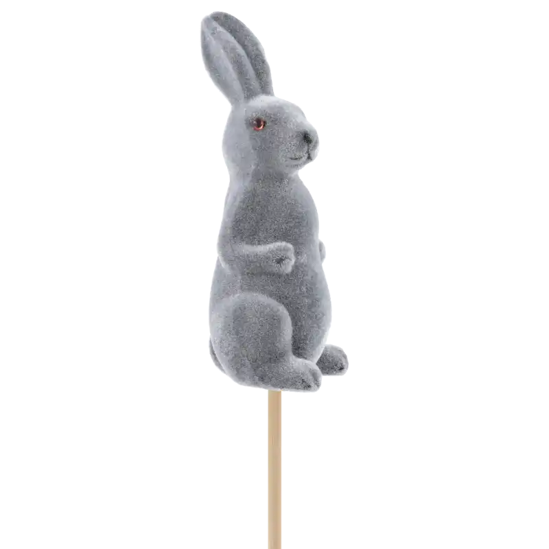 Szary flokowany zając na piku o wysokości 55 cm. Figurka posiada miękką w dotyku fakturę i jest osadzona na długim drewnianym patyczku ułatwiającym umieszczenie w stroiku.