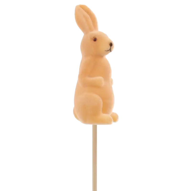 Brązowy flokowany zając na piku o całkowitej długości 55 cm. Miękka w dotyku figurka zająca na drewnianym patyczku.
