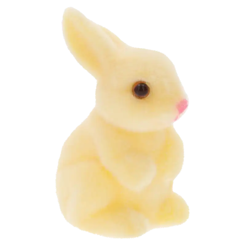 Zbliżenie na sylwetkę kremowego flokowanego zajączka w rozmiarze 8 cm na białym tle podkreślające jego miękką strukturę.