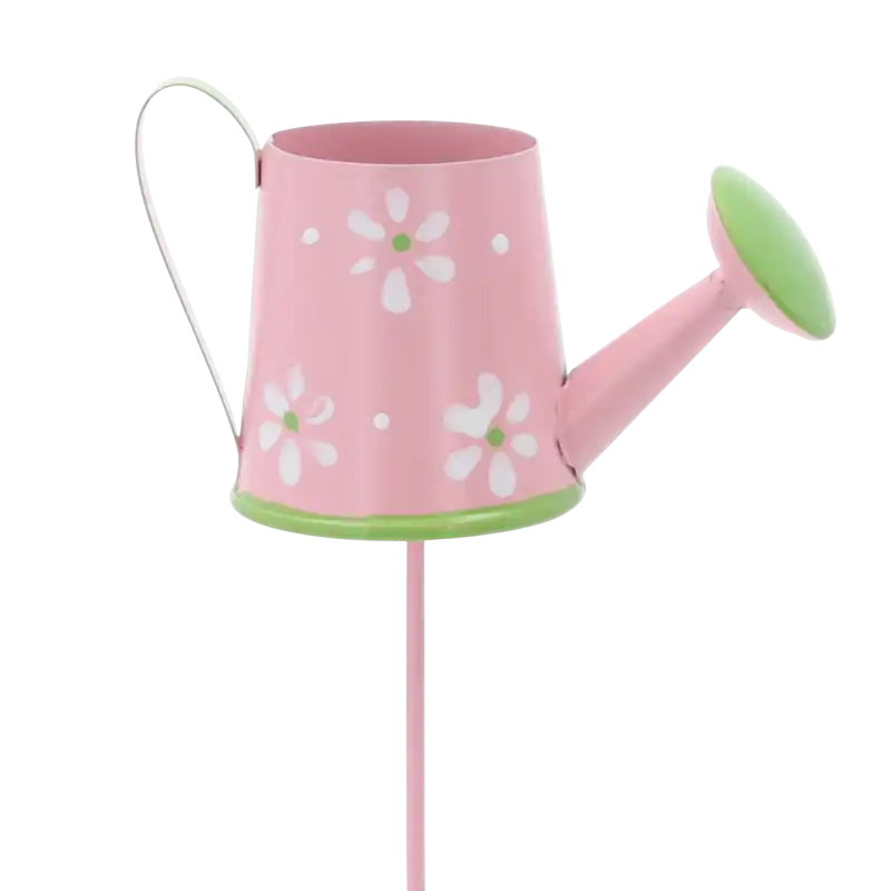 Różowa metalowa konewka na piku o wysokości 30 cm z motywem kwiatów. Idealna wiosenna dekoracja do roślin doniczkowych i kompozycji florystycznych, która wprowadza delikatny pastelowy akcent do każdej aranżacji.
