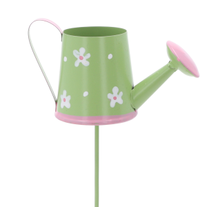 Zbliżenie na zieloną metalową konewkę na piku 30 cm z motywem kwiatów, idealną jako ozdoba na piku do kompozycji florystycznych.