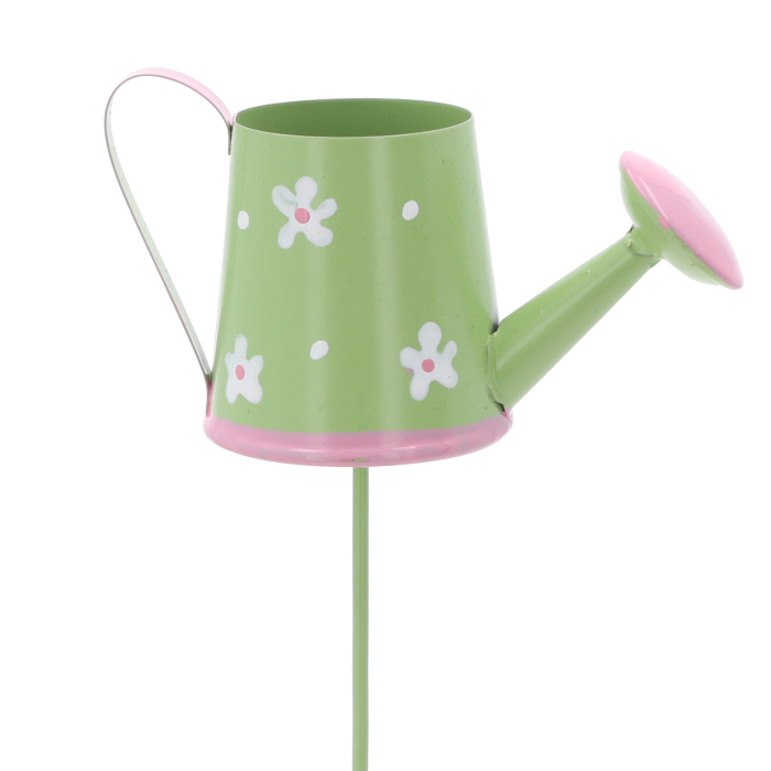 Zbliżenie na zieloną metalową konewkę na piku 30 cm z motywem kwiatów, idealną jako ozdoba na piku do kompozycji florystycznych.