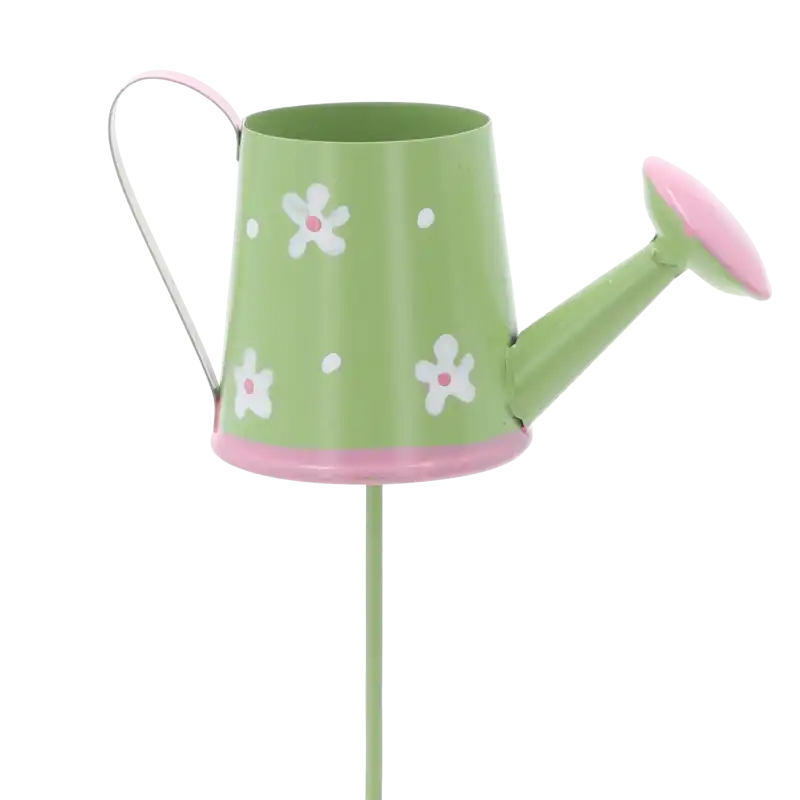 Zbliżenie na zieloną metalową konewkę na piku 30 cm z motywem kwiatów, idealną jako ozdoba na piku do kompozycji florystycznych.