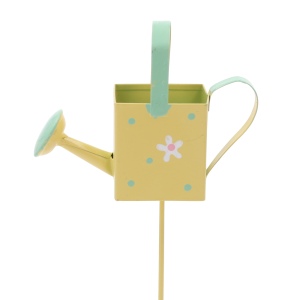 Żółta metalowa konewka na piku 33 cm z motywem kwiatka i kropkami. Dekoracja na piku o wymiarach 9x3x7 cm, idealna do aranżacji roślin.