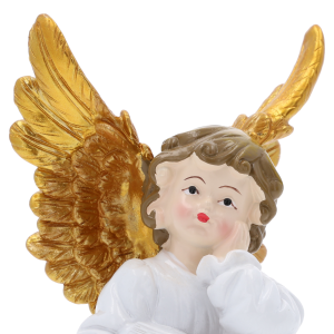 Zbliżenie na twarz figurki aniołka o wysokości 14 cm. Widoczne staranne zdobienia oraz złocenie skrzydeł wykonane z poliresinu.