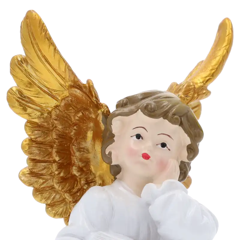 Zbliżenie na twarz figurki aniołka o wysokości 14 cm. Widoczne staranne zdobienia oraz złocenie skrzydeł wykonane z poliresinu.