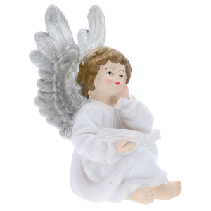 Zbliżenie na figurkę aniołka komunijnego o wysokości 14 cm. Widoczny detal twarzy, dłoni opartych na książce oraz faktura szaty.