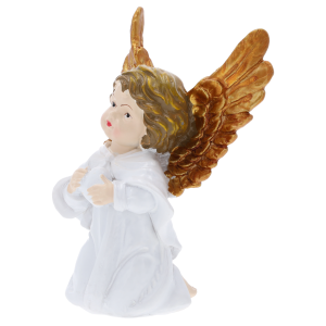 Figurka aniołka o wysokości 13 cm w ujęciu z boku. Dobrze widoczna struktura skrzydeł oraz postawa klęcząca postaci.