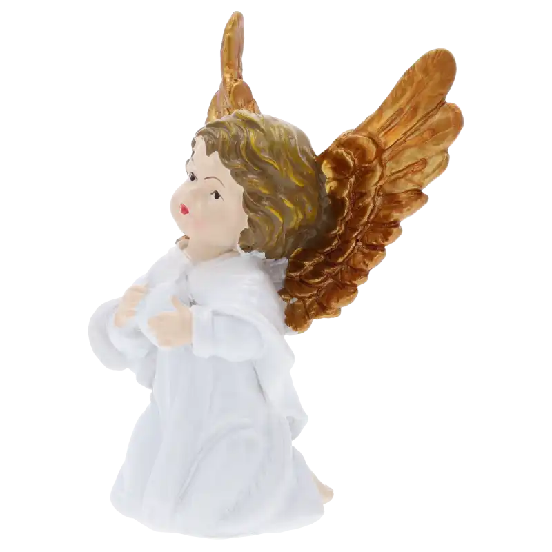 Figurka aniołka o wysokości 13 cm w ujęciu z boku. Dobrze widoczna struktura skrzydeł oraz postawa klęcząca postaci.