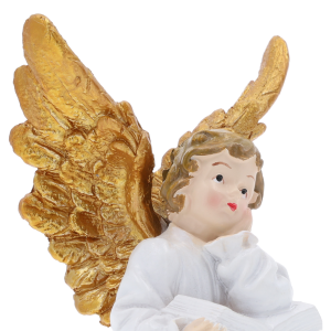 Zbliżenie na górną część figurki aniołka. Widoczne detale twarzy, włosów oraz ozdobne, złote skrzydła w tej dekoracji komunijnej.