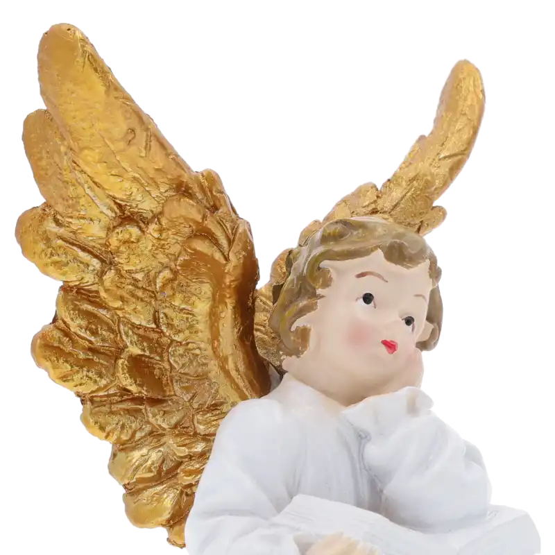 Zbliżenie na górną część figurki aniołka. Widoczne detale twarzy, włosów oraz ozdobne, złote skrzydła w tej dekoracji komunijnej.