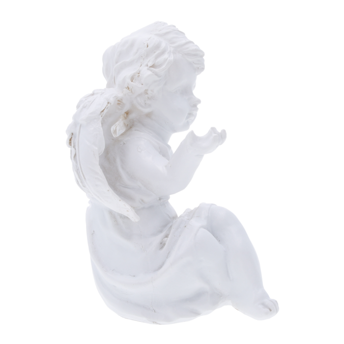 Profilowe ujęcie białego aniołka o wysokości 14 cm. Widoczne precyzyjne detale skrzydeł oraz poza postaci siedzącej z wyciągniętą dłonią, utrzymana w klasycznej stylistyce.