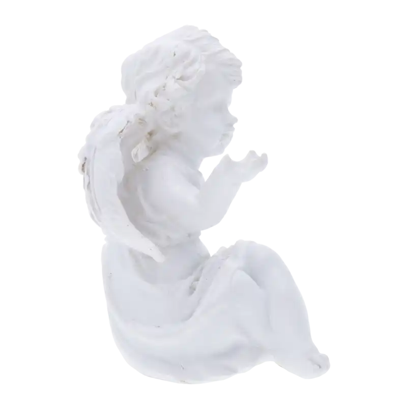 Profilowe ujęcie białego aniołka o wysokości 14 cm. Widoczne precyzyjne detale skrzydeł oraz poza postaci siedzącej z wyciągniętą dłonią, utrzymana w klasycznej stylistyce.