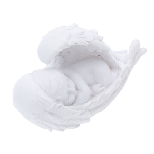 Zbliżenie na figurkę aniołka wykonaną z poliresinu, która do złudzenia przypomina ceramikę. Delikatne rysy twarzy dziecka i elegancka faktura skrzydeł podkreślają subtelny charakter dekoracji.