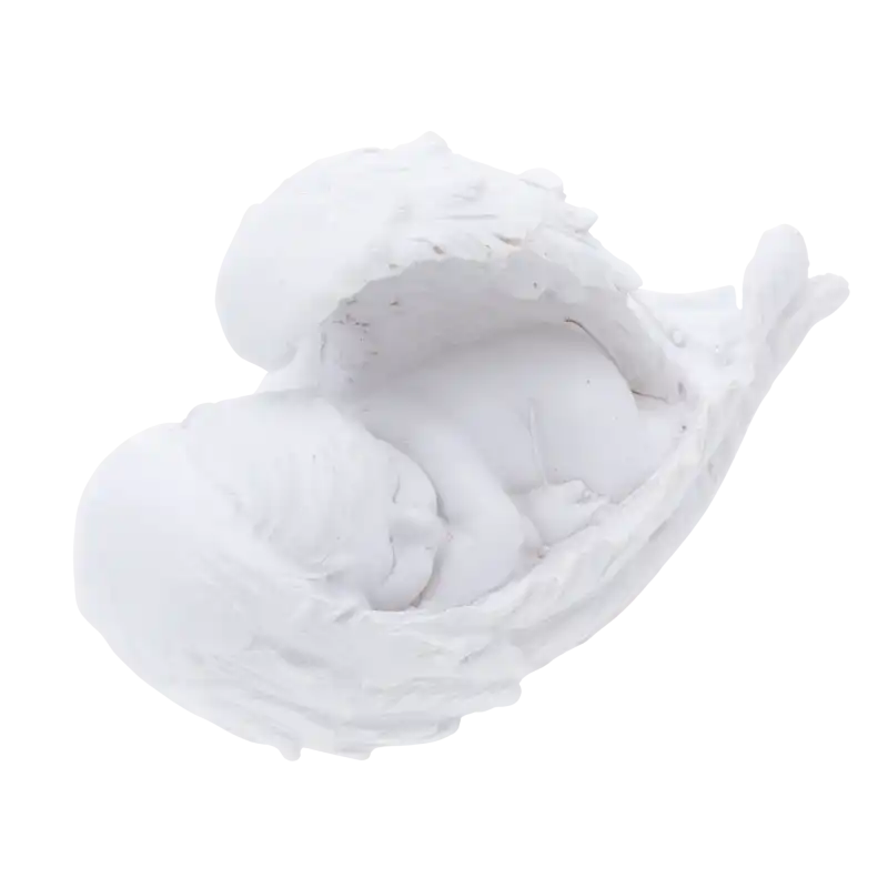 Zbliżenie na figurkę aniołka wykonaną z poliresinu, która do złudzenia przypomina ceramikę. Delikatne rysy twarzy dziecka i elegancka faktura skrzydeł podkreślają subtelny charakter dekoracji.