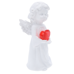 Ujęcie figurki aniołka z sercem z profilu, podkreślające smukłą sylwetkę i delikatne skrzydełka wykonane z poliresinu.