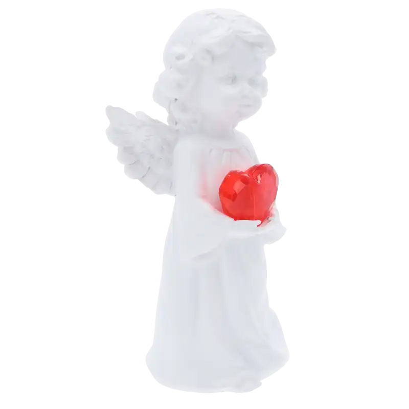 Ujęcie figurki aniołka z sercem z profilu, podkreślające smukłą sylwetkę i delikatne skrzydełka wykonane z poliresinu.