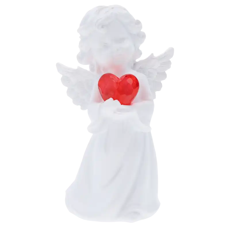 Biała figurka aniołka z poliresinu o wysokości 15 cm, trzymająca w dłoniach intensywnie czerwone, fasetowane serce.