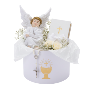 Komunijny upominek w pudełku prezentowym. W środku flower boxa znajduje się figurka aniołka, ozdobna książeczka z krzyżykiem, róże oraz różaniec ułożone na delikatnej białej bibułce.