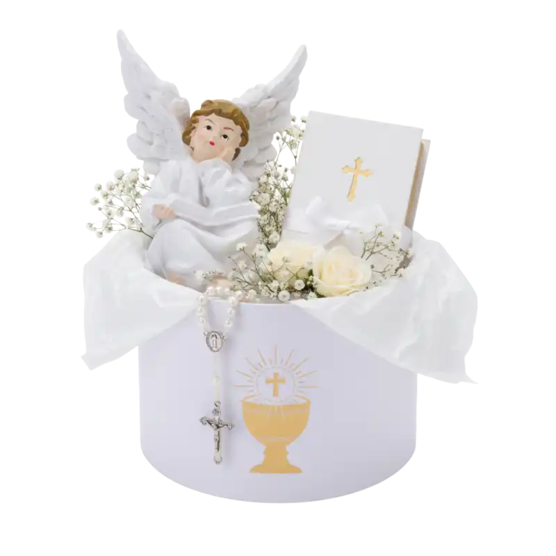 Komunijny upominek w pudełku prezentowym. W środku flower boxa znajduje się figurka aniołka, ozdobna książeczka z krzyżykiem, róże oraz różaniec ułożone na delikatnej białej bibułce.