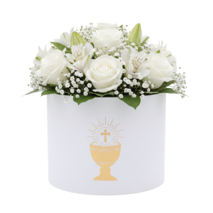 Pudełko komunijne wypełnione kompozycją z białych róż oraz gipsówki. Kwiaty ułożone wewnątrz białego flower boxa o średnicy 18 cm stanowią gotowy, elegancki zestaw prezentowy.