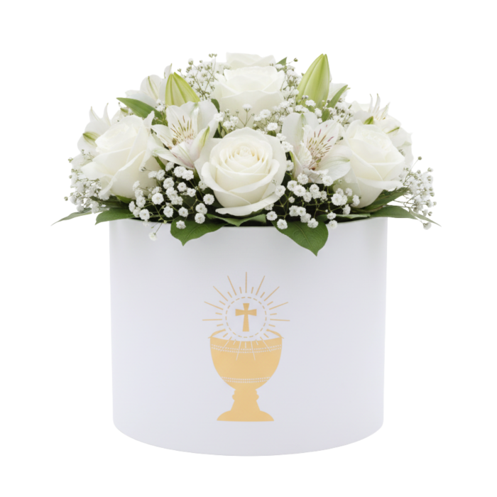 Pudełko komunijne wypełnione kompozycją z białych róż oraz gipsówki. Kwiaty ułożone wewnątrz białego flower boxa o średnicy 18 cm stanowią gotowy, elegancki zestaw prezentowy.