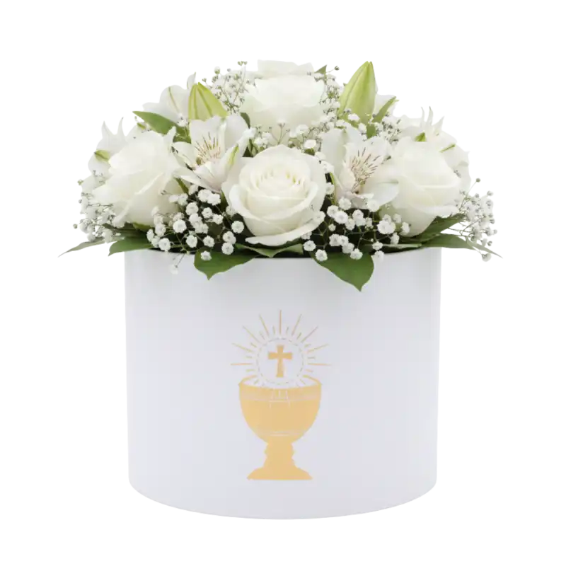 Pudełko komunijne wypełnione kompozycją z białych róż oraz gipsówki. Kwiaty ułożone wewnątrz białego flower boxa o średnicy 18 cm stanowią gotowy, elegancki zestaw prezentowy.