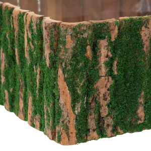 Detail struktury drewna i mchu na zewnętrznej ścianie kwadratowej osłonki, podkreślający naturalny design.