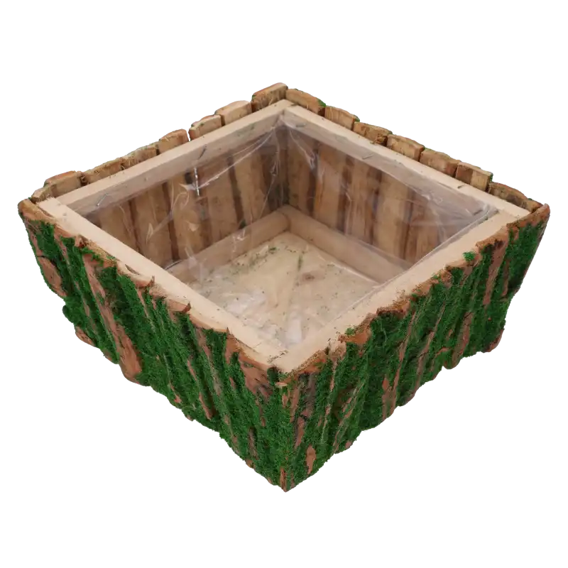 Kwadratowa osłonka z kory i mchu 25x25 cm z widoczną folią ochronną wewnątrz. Naturalna dekoracja w stylu leśnym.