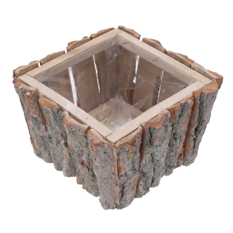 Kwadratowa osłonka z kory 20x20 cm o rustykalnym wyglądzie. Wykonana z naturalnego drewna z folią ochronną wewnątrz.