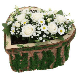 Osłonka z kory w kształcie serca wypełniona bukietem białych róż i margaretek. Naturalna dekoracja florystyczna.