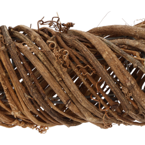 Zbliżenie na fakturę plecionych gałązek winorośli, podkreślające rustykalny charakter i naturalny splot bazy.