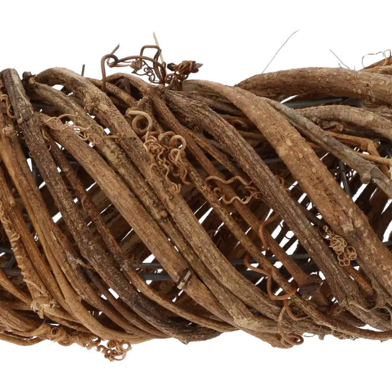 Zbliżenie na fakturę plecionych gałązek winorośli, podkreślające rustykalny charakter i naturalny splot bazy.