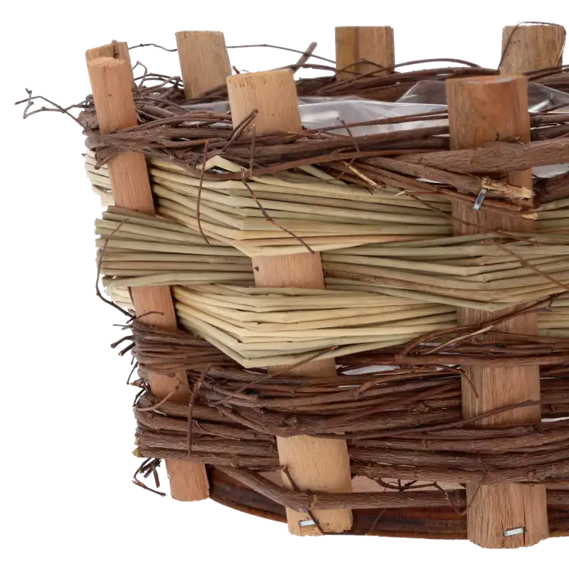 Zbliżenie na fakturę naturalnego drewna i kory użytej do wykonania osłonki. Widoczne precyzyjne łączenia materiałów tworzące rustykalny charakter.