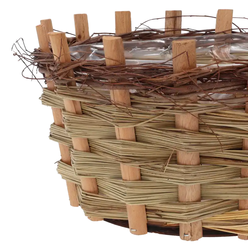 Zbliżenie na fakturę plecionej osłonki z kory, widoczne połączenia elementów drewnianych i naturalny splot.